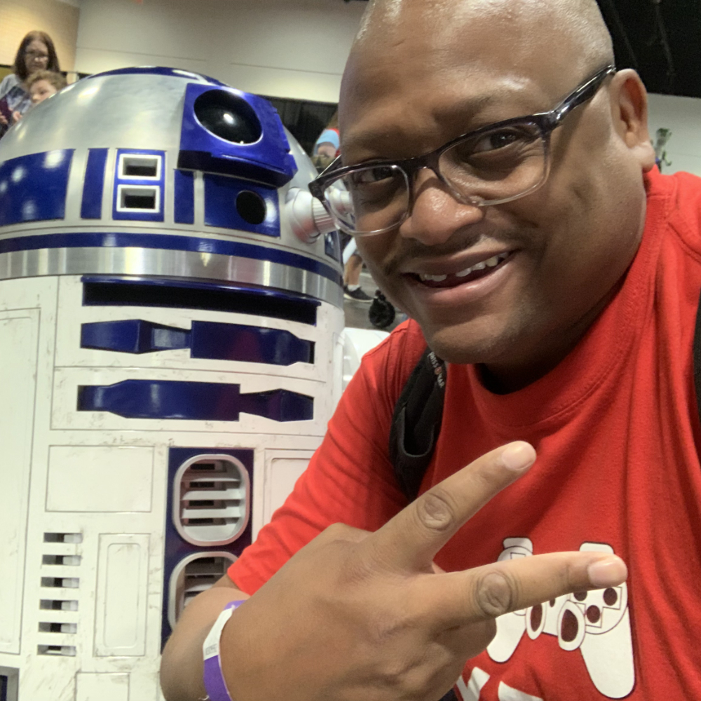 Kevin at Comic Con with R2